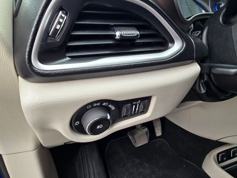 Used 2018 Chrysler Pacifica Touring-L image 30