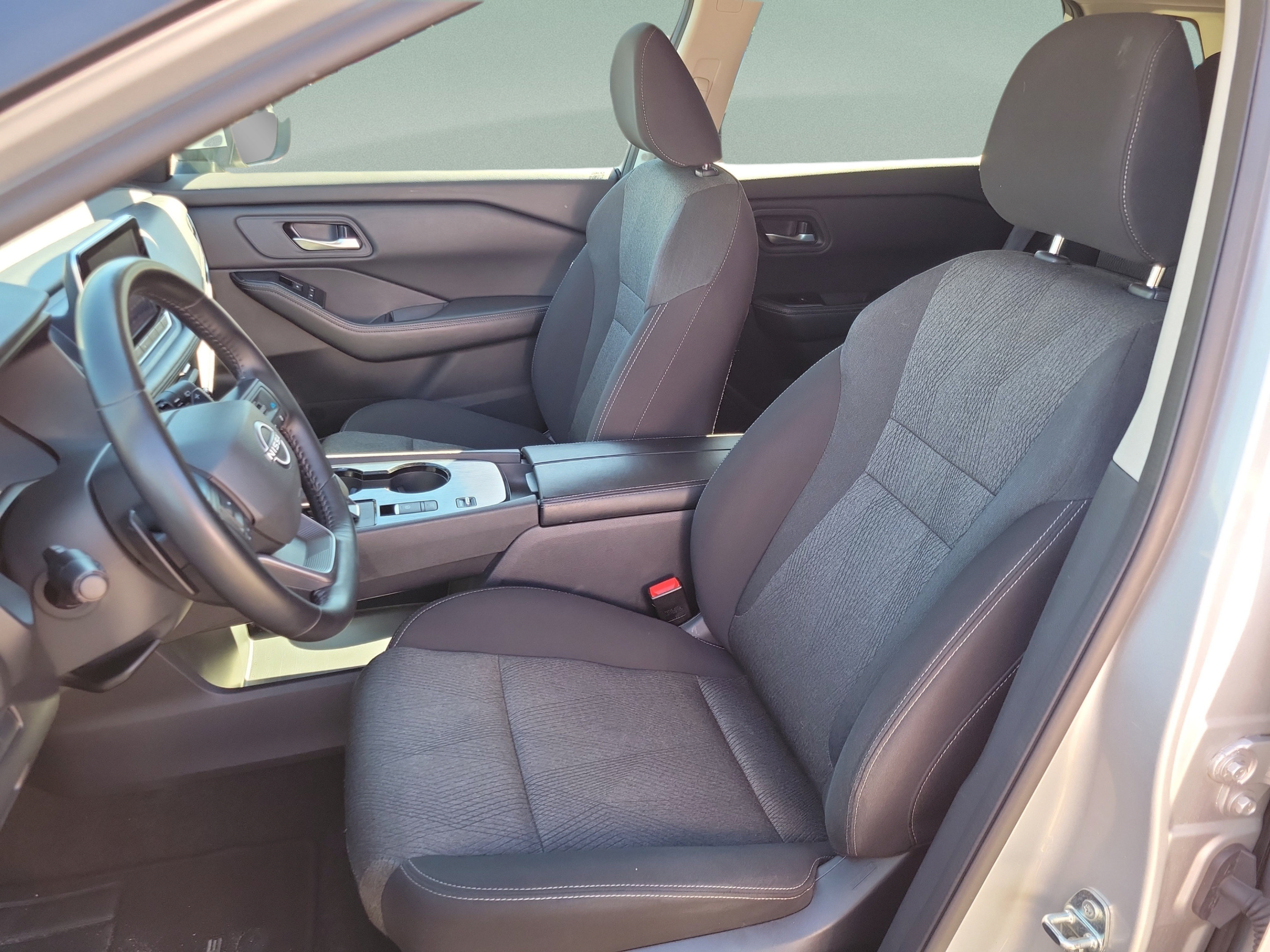Used 2025 Nissan Rogue SV FWD image 19