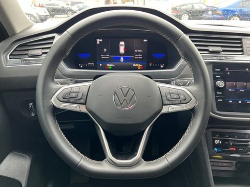 Used 2022 Volkswagen Tiguan SE FWD image 19