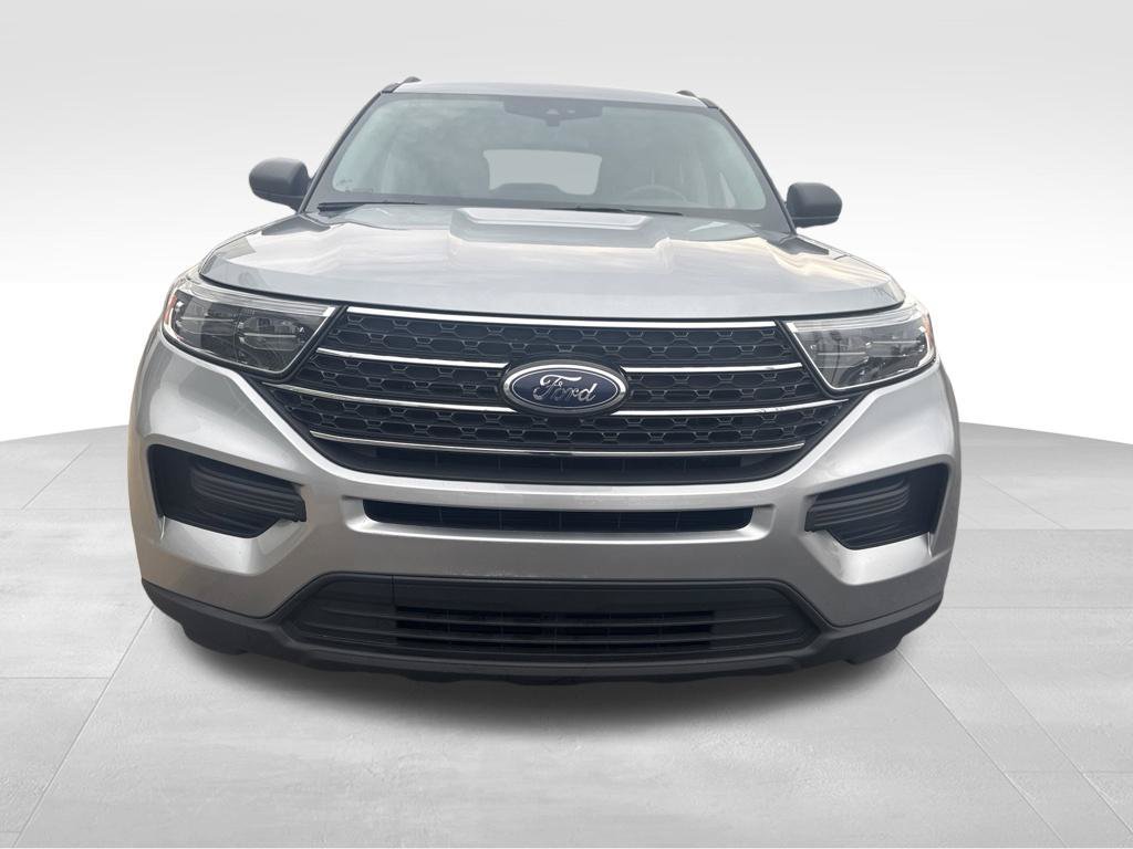 Used 2023 Ford Explorer XLT AWD/4WD image 3