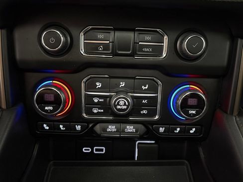 Used 2021 Chevrolet Suburban High Country AWD/4WD image 19
