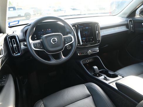 Used 2025 Volvo XC40 B5 Core image 14