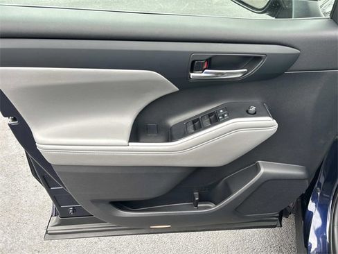 Used 2021 Toyota Highlander XLE image 24