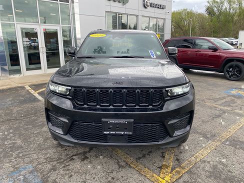 Used 2024 Jeep Grand Cherokee Altitude AWD/4WD image 8