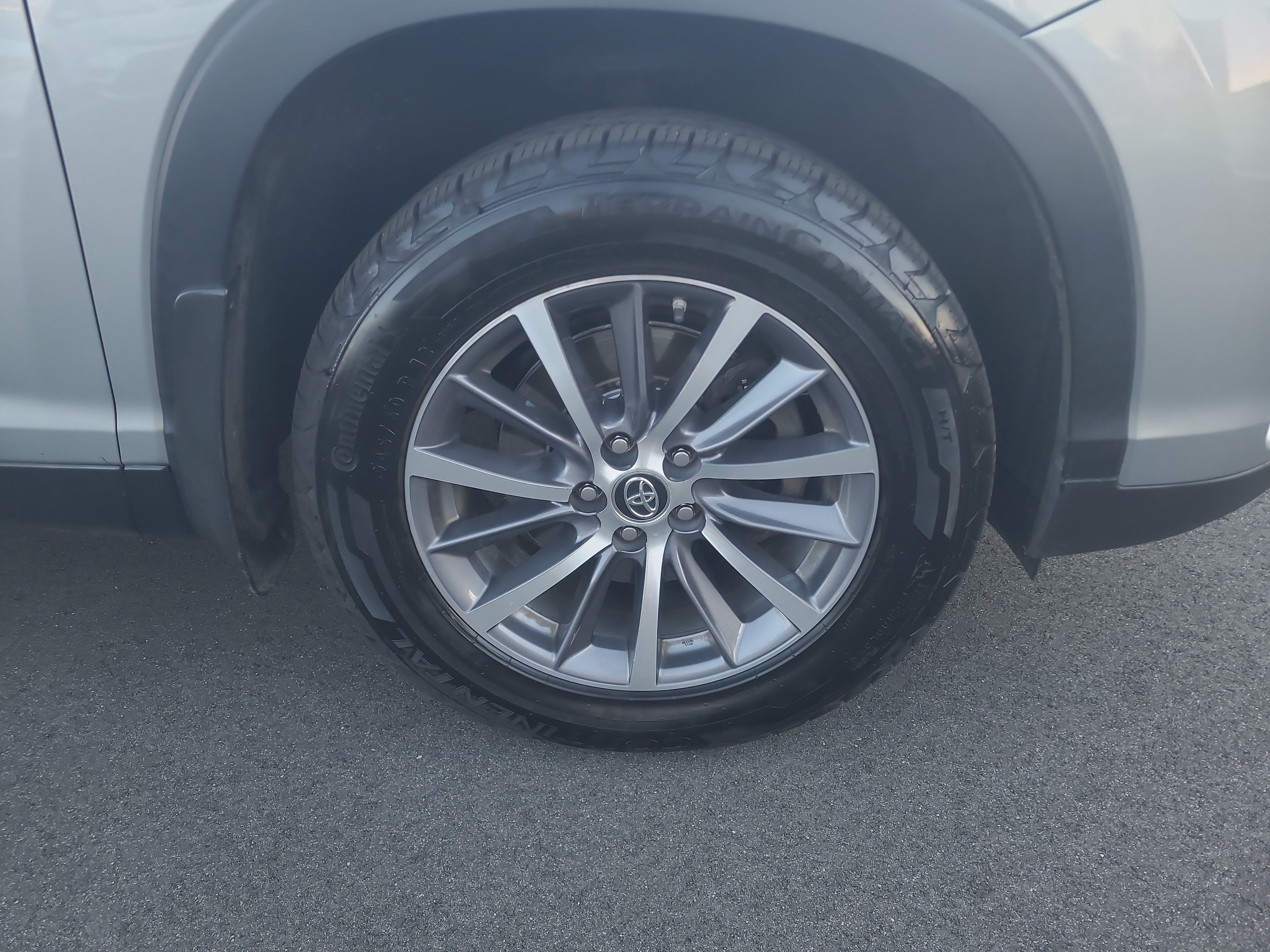 Used 2019 Toyota Highlander XLE AWD/4WD image 12