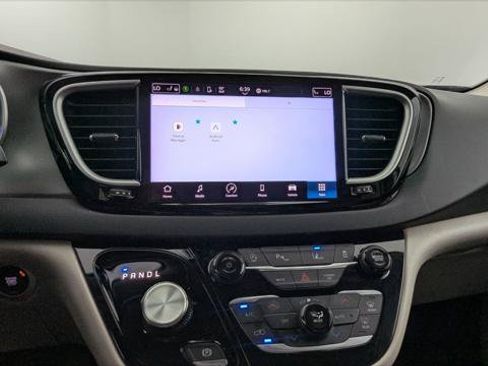 Used 2023 Chrysler Pacifica Touring-L FWD image 28