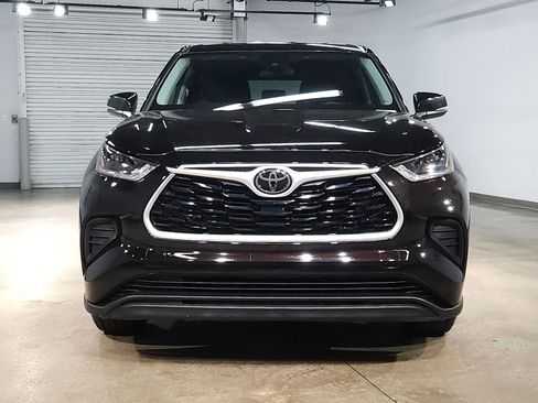 Used 2021 Toyota Highlander L FWD image 2