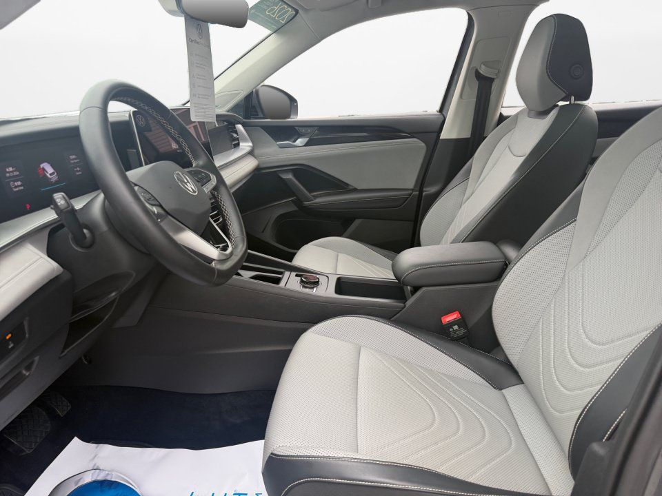 Certified 2026 Volkswagen Tiguan SE w/ Panoramic Sunroof Package AWD/4WD image 9