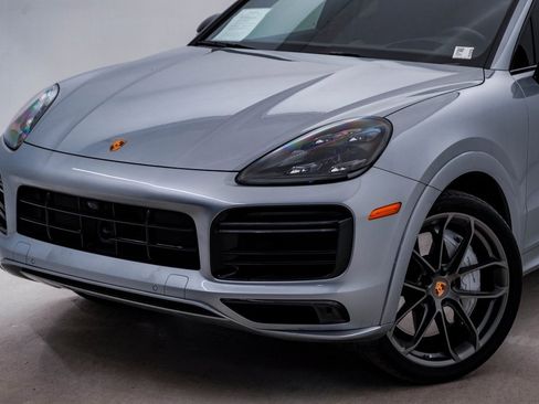 Used 2022 Porsche Cayenne Turbo image 4