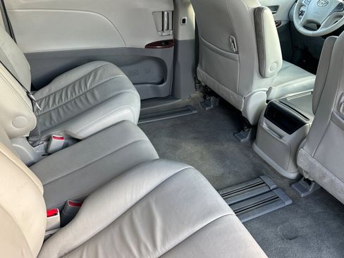 Used 2013 Toyota Sienna XLE image 19