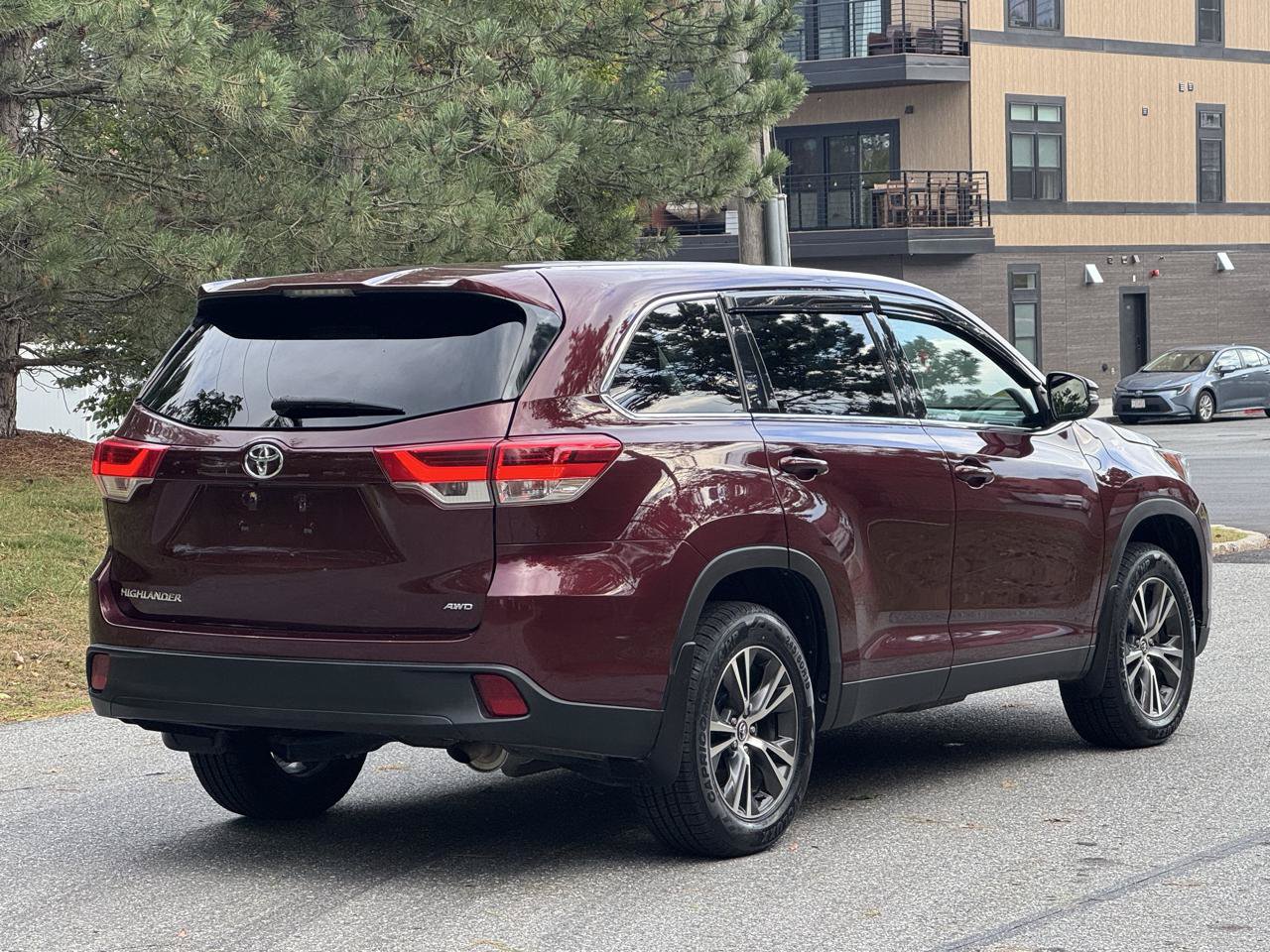 Used 2019 Toyota Highlander LE AWD/4WD image 6