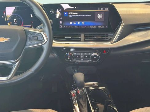 Used 2025 Chevrolet Trax LT w/ LT Convenience Package FWD image 24