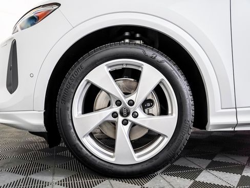 Certified 2025 Audi Q5 Prestige image 6