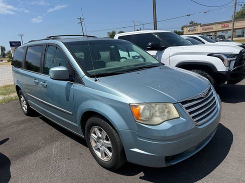 Used 2010 Chrysler Town & Country Touring w/ Entertainment Group #2 FWD image 5