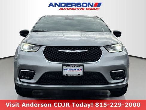 New 2026 Chrysler Pacifica Limited w/ Uconnect Theater Family Group image 17