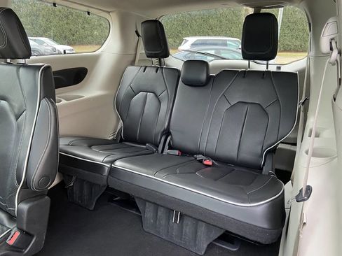 Used 2023 Chrysler Pacifica Limited FWD image 28