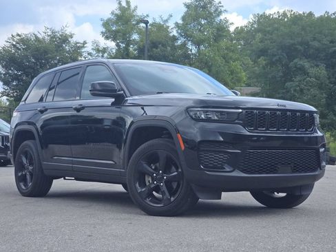 Used 2023 Jeep Grand Cherokee Altitude AWD/4WD image 2