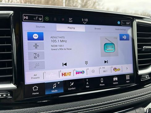 Used 2025 Chrysler Pacifica Limited image 29