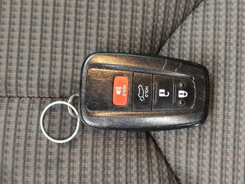 Used 2021 Toyota Highlander LE AWD/4WD image 32