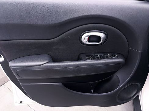 Used 2015 Kia Soul + image 10