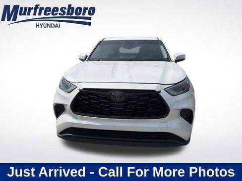 Used 2023 Toyota Highlander LE image 1