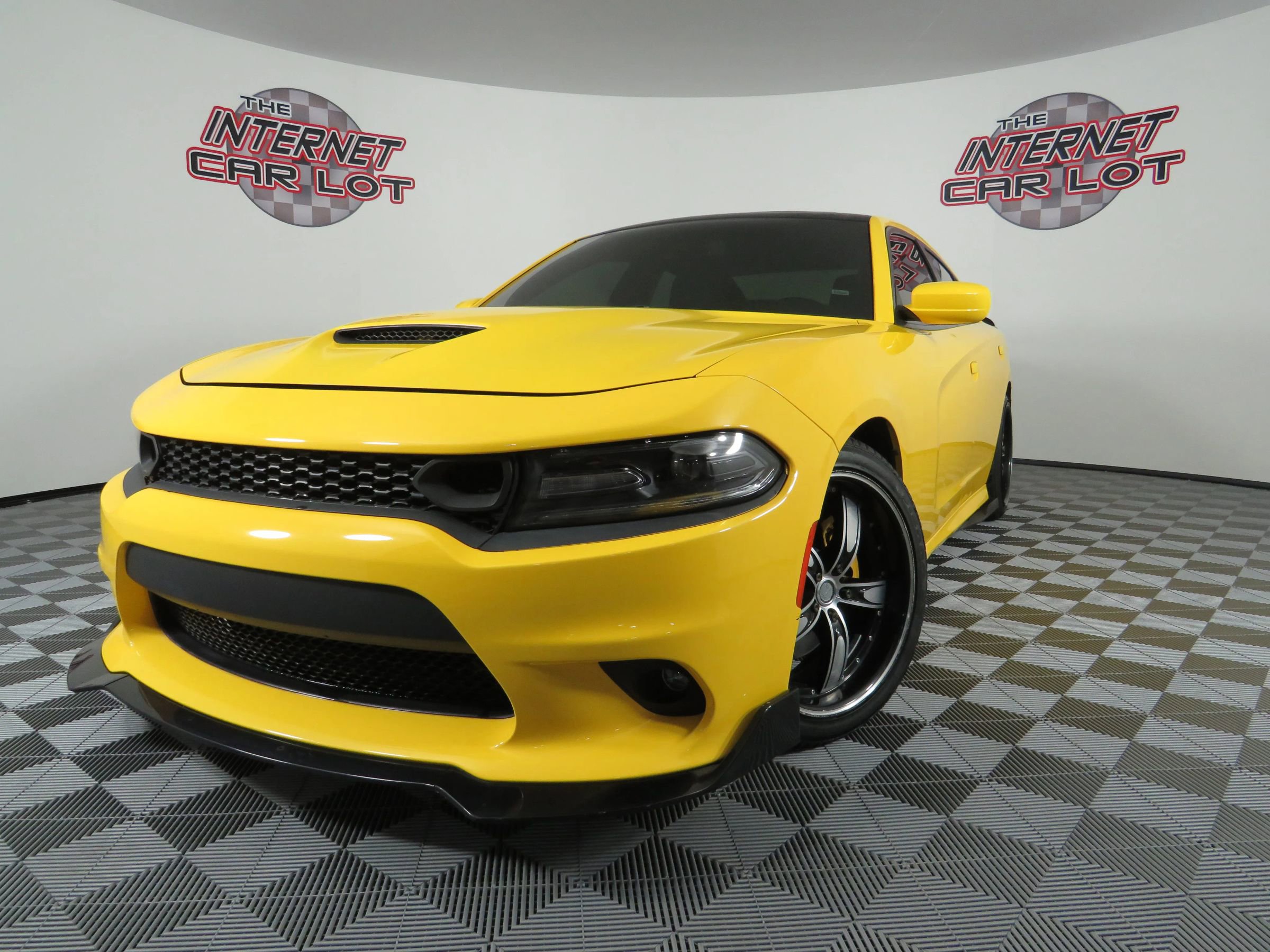 Used 2017 Dodge Charger R/T RWD image 1