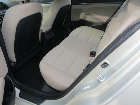 Used 2017 Hyundai Elantra SE FWD image 17