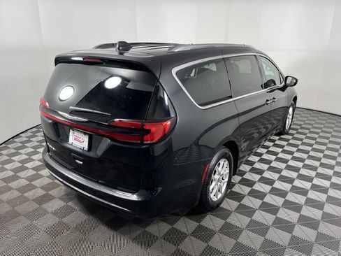 Used 2021 Chrysler Pacifica Touring-L image 7