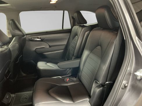 Used 2023 Toyota Highlander XLE AWD/4WD image 13
