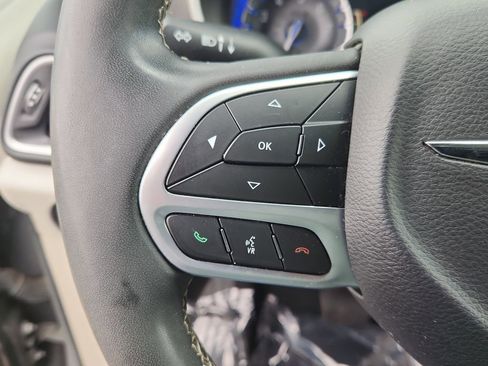 Used 2022 Chrysler Pacifica Touring-L FWD image 21