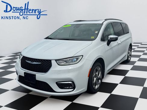 Used 2023 Chrysler Pacifica Limited FWD image 1