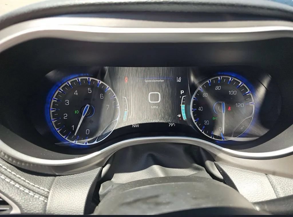 Used 2025 Chrysler Pacifica Select w/ Fav Edition Package FWD image 12