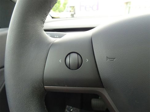 Used 2021 Tesla Model Y Long Range image 23