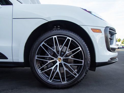 Certified 2026 Porsche Macan AWD/4WD image 11