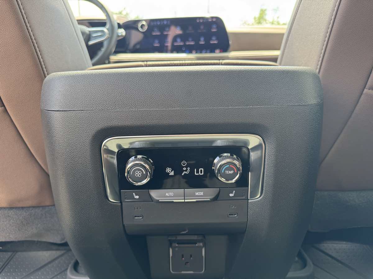 Used 2026 Chevrolet Suburban High Country RWD image 28