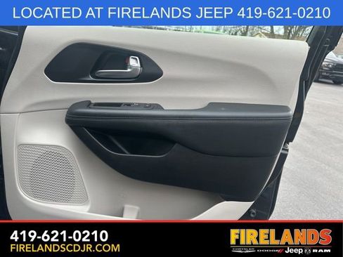 Used 2020 Chrysler Pacifica Limited image 18