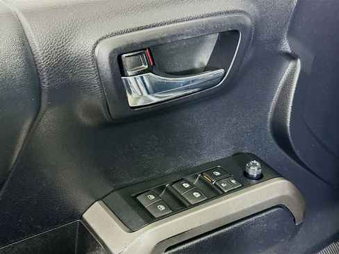 Used 2020 Toyota Tacoma Limited image 15