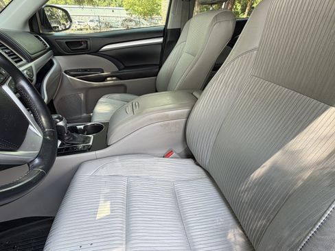 Used 2017 Toyota Highlander Plus FWD image 17