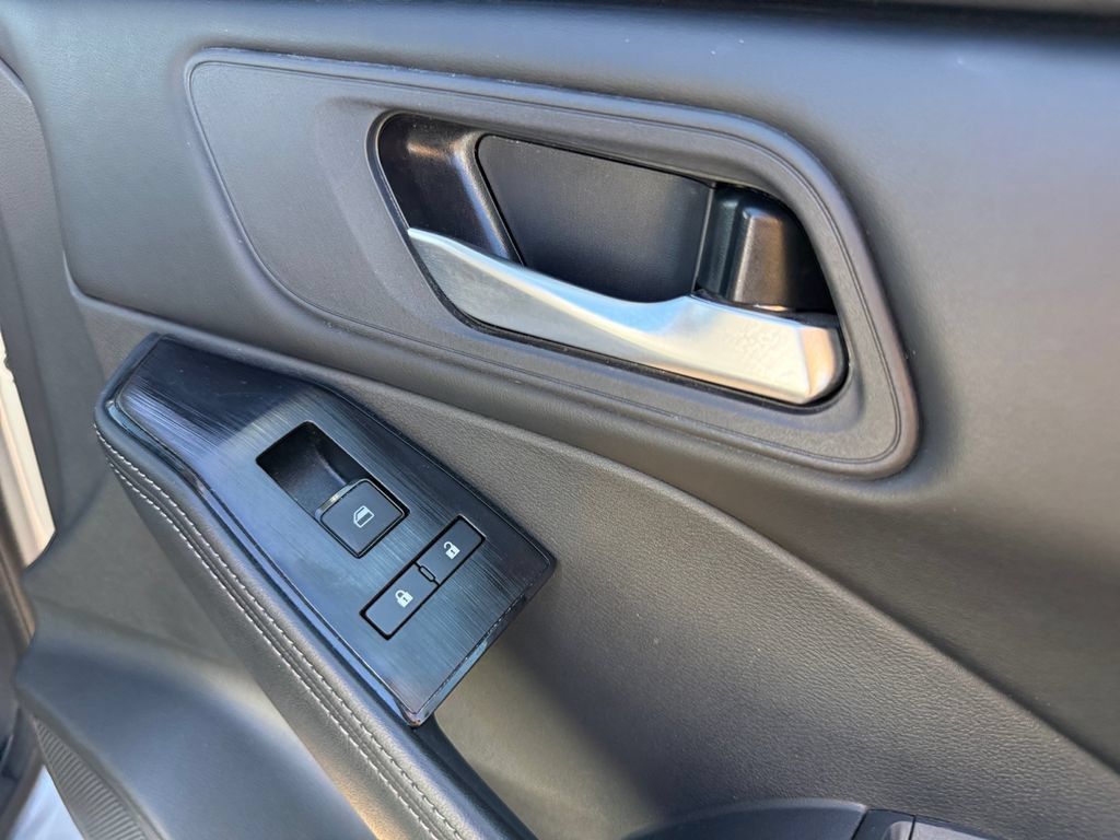 Used 2025 Nissan Rogue SV AWD/4WD image 39