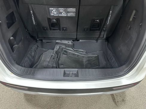 Used 2023 Kia Carnival LX image 23