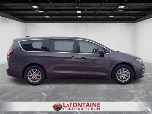 Used 2023 Chrysler Pacifica Touring-L image 6