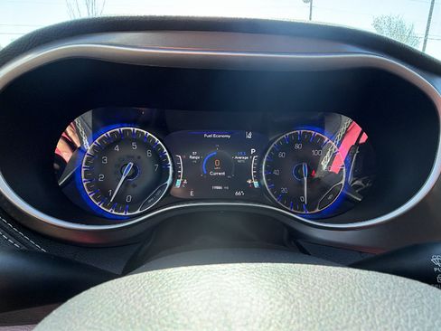 Certified 2024 Chrysler Pacifica Touring-L FWD image 29
