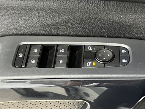 Used 2024 Nissan Pathfinder SV image 34