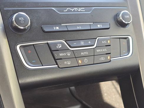 Used 2019 Ford Fusion SE FWD image 31
