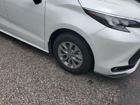Used 2025 Toyota Sienna XLE FWD image 2