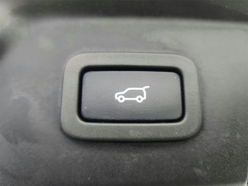 Used 2019 Land Rover Range Rover Velar R-Dynamic SE image 31