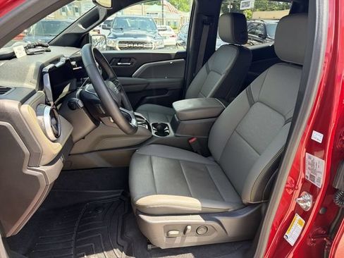 Used 2025 Chevrolet Colorado ZR2 w/ Technology Package AWD/4WD image 13