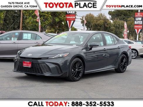 Used 2025 Toyota Camry SE FWD image 1