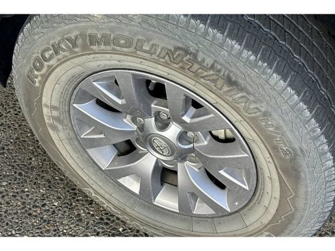Used 2019 Toyota Tacoma SR5 AWD/4WD image 4
