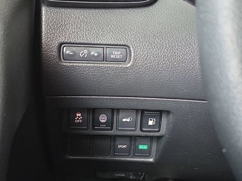 Used 2019 Nissan Rogue SV FWD image 17
